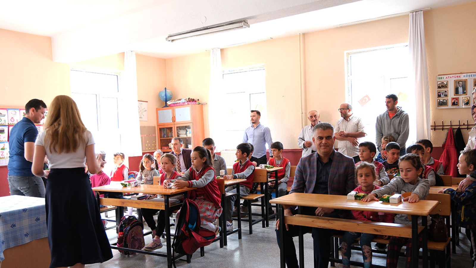 Okul'un ilk günü zilini Belediye Başkanı Ahmet Kısa çaldı !